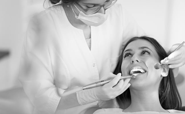 Dentist discussing wisdom teeth removal treatment options with a patient during a consultation at a dental clinic.