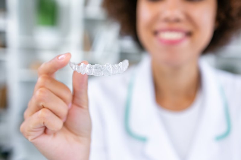 Comparison of cleaning teeth with braces versus removable Invisalign aligners